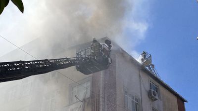 İstanbul'da bir apartmanın çatısında çıkan yangın bitişiğindeki 2 binaya sıçradı