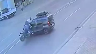 Elazığ'da kaza yapan motosikletteki yolcu, havada üç takla attı