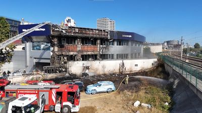 İstanbul'da sıfır araç bayisinde yangın