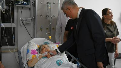 Sağlık Bakanı Memişoğlu depremde yaralanan vatandaşları ziyaret etti