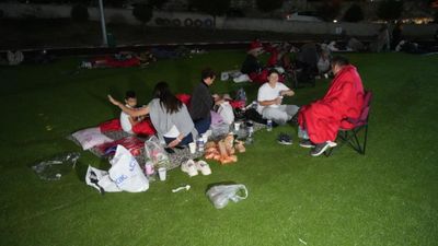 Balıkesir depremin ardından vatandaşlar geceyi dışarıda geçirdi