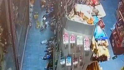 Balıkesir'de deprem, marketi darmadağın etti