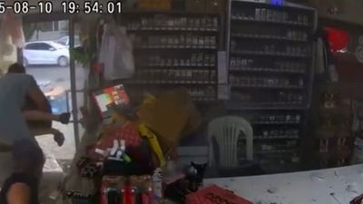 Balıkesir'de 6.1 şiddetindeki deprem anları market kamerasına yansıdı