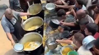 Gazze'de yürekleri sızlatan görüntü: Kazanında yemek biten görevlinin çaresizliği kamerada