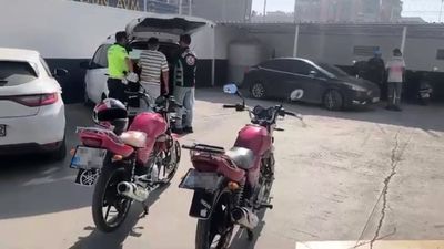Hatay'da motosiklet sürücüsü hem kendi hem diğer sürücülerinin canını tehlikeye attı