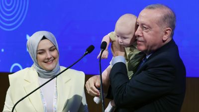 Cumhurbaşkanı Erdoğan, sahnede bebeği öpüp hediye verdi: Salonda alkış tufanı koptu