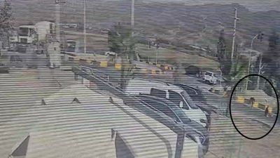 Hatay'da yolun karşısına geçerken motosiklet çarptı: Metrelerce havaya uçtu