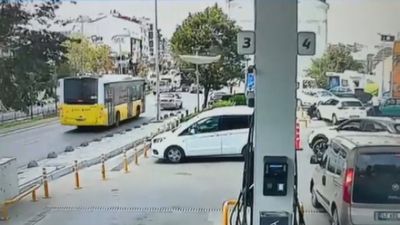 İstanbul'da İETT'den kopan parça istasyonda bekleyenlerin üzerine savruldu