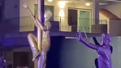 Güney Kıbrıs Rum kesimi, Türk bayrağını indirmeye çalışan Solomou’nun heykelini yaptı
