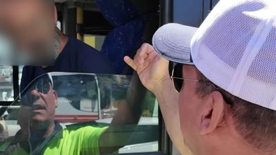 Adana'da trafikte cep telefonuyla konuşurken yakalandı: Kızımla konuşuyorum suç mu?