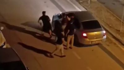 Bursa'da iki şahıs önünü kestikleri aracın sürücüsünü darbetti