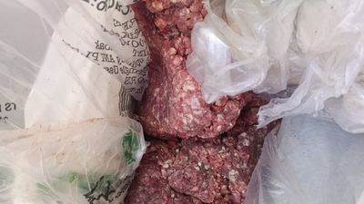 Mersin'de bir markette 20 kilo bozulmuş et ele geçirildi