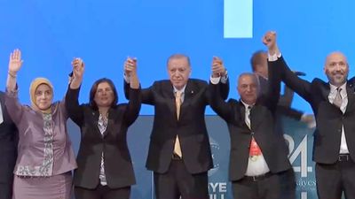 AK Parti'den 24'üncü yaşında gövde gösterisi: 9 belediye başkanına rozet takıldı