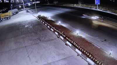 Adıyaman'da yolun karşısına geçmek isteyen adama otomobil çarptı