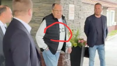 Rusya Dışişleri Bakanı Lavrov, Alaska'daki zirveye 'SSCB' yazılı tişörtle geldi