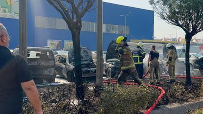 Bursa'da AVM otoparkında yangın: 6 araç kül oldu