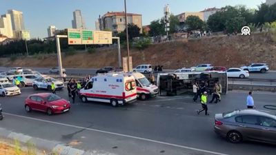 İstanbul Ümraniye TEM Otoyolu'nda servis aracı devrildi