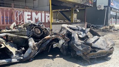 Hatay'da alevler bir anda yükseldi: İş yeri ve hurda araçlar yandı