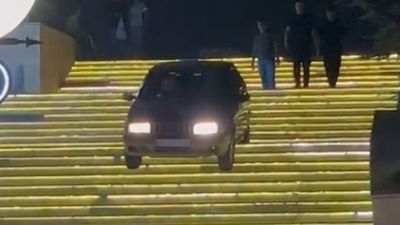 Ankara'da sürücü otomobiliyle AVM merdivenlerden inmeye çalıştı