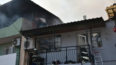 İzmir'de hurda deposunda başlayan yangın 4 eve sıçradı