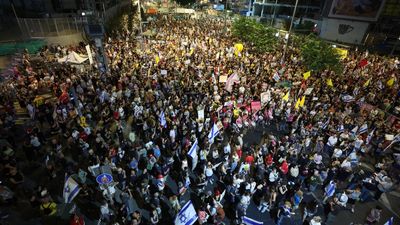 Başkent Tel Aviv'de binlerce İsrailli, Gazze'de ateşkes talebiyle protesto düzenledi