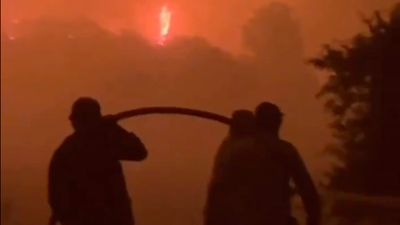 Yangınlarla mücadele sürüyor: Orman işçileri canları pahasına savaşıyorlar