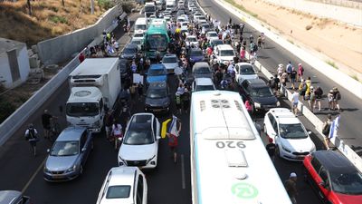 İsrailliler, Tel Aviv'de ana yolu kapatarak esirlerin geri getirilmesini istedi