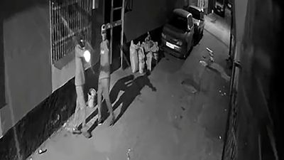 Adana'da husumetli olduğu akrabasının evine ateş açtı: O anları kayda aldı