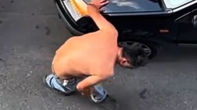 İstanbul'da elinde satırla park halindeki araçlara zarar verdi