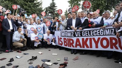 Memurlar zam teklifini beğenmedi: İş bırakma eylemine gittiler