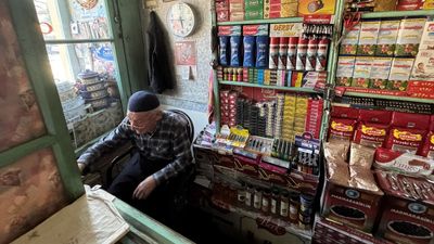 Ardahan'ın 57 yıllık bakkalı: Raflarındaki düzeninden dolayı teşekkür belgesi verildi