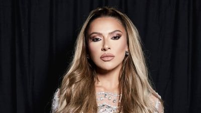 Hadise de Nicki Minaj'a uydu! Masanın üzerine çıkıp poz verdi