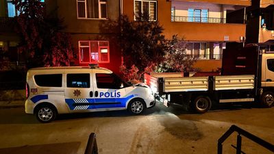 Bursa'da polisin 'dur' ihtarına uymayan sürücü, kamyonetle polis aracına çarptı