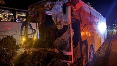 Kayseri'de otobüs refüjdeki ağaçlara çarptı: Ölü ve yaralılar var