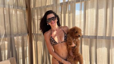 Nesrin Cavadzade köpeğiyle tatilde! Bodrum pozlarını yayınladı