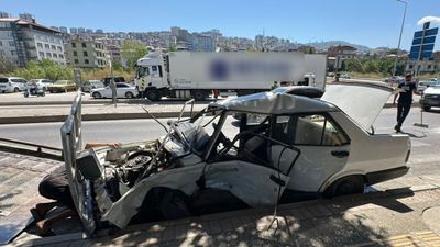 Samsun'da kazaya karışan Tofaş otomobil hurdaya döndü: 1'i ağır 2 yaralı