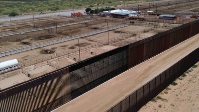 ABD'nin Meksika sınırında göçmen önlemi: Metal duvarlar siyaha boyanıyor