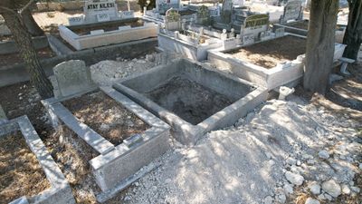 İstanbul'da define bulmak amacıyla kazılan mezarlık sonrası mahalleli isyan etti