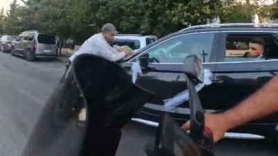 Adana'da düğün aracından para almak için kaputta yolculuk yaptı