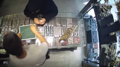İstanbul'da kılık değiştirip müşteri gibi gittiği kuyumcudan 160 bin liralık hırsızlık yaptı