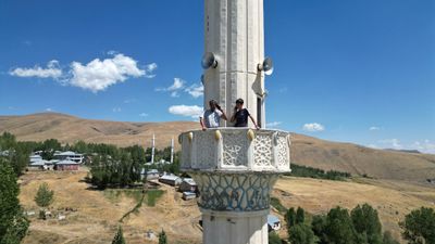 Van'da telefonu çekmeyen mahalleli konuşmak için minarelere çıkıyor