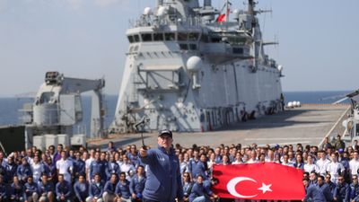 Osman Aşkın Bak'ın gençlerle 'Zafer Yolculuğu': TCG Anadolu ile Çanakkale’den İstanbul’a