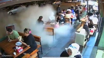 Yalova'da patlayan kamyon lastiği, restoranda paniğe neden oldu