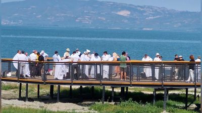İznik'e gelen bir grup akademisyen göl kenarında ayin yaptı