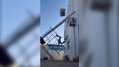 Şanlıurfa'da merdivenden düşen ustanın üzerine klima devrildi