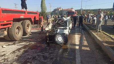 Konya'da feci kaza: Otomobil tırla çarpıştı
