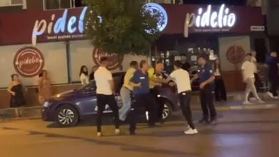 İzmir'de ceza yazan polise saldırdılar: O anlar cep telefonu kamerasında