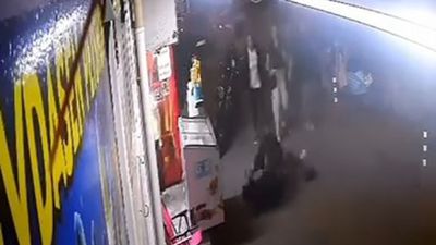 Bursa'da iki adam kavgaya tutuştu: Kadın da tekme ile dahil oldu