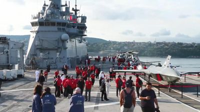 TCG Anadolu 'Mavi Vatan Boğaz Geçişi' için Sarayburnu'ndan demir aldı