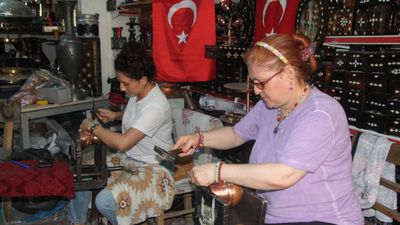 Gaziantep'te iki kadın 'erkek işi' diyenlere inat bakır ustası oldu